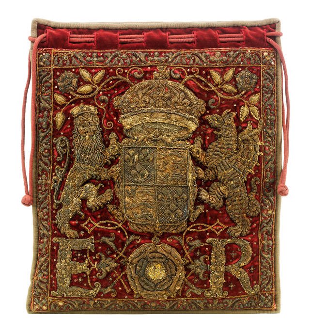 TudorAge1973's tweet photo. Burse (a flat, square, fabric-covered case) for the Great Seal of England
1558-1603

Part of the Bags: Inside Out exhibition at the Victoria &amp; Albert Museum, London until 31st January 2022.

#Burse #GreatSealofEngland #QueenElizabethI #Tudors #History https://t.co/3LkmN2ZAEm