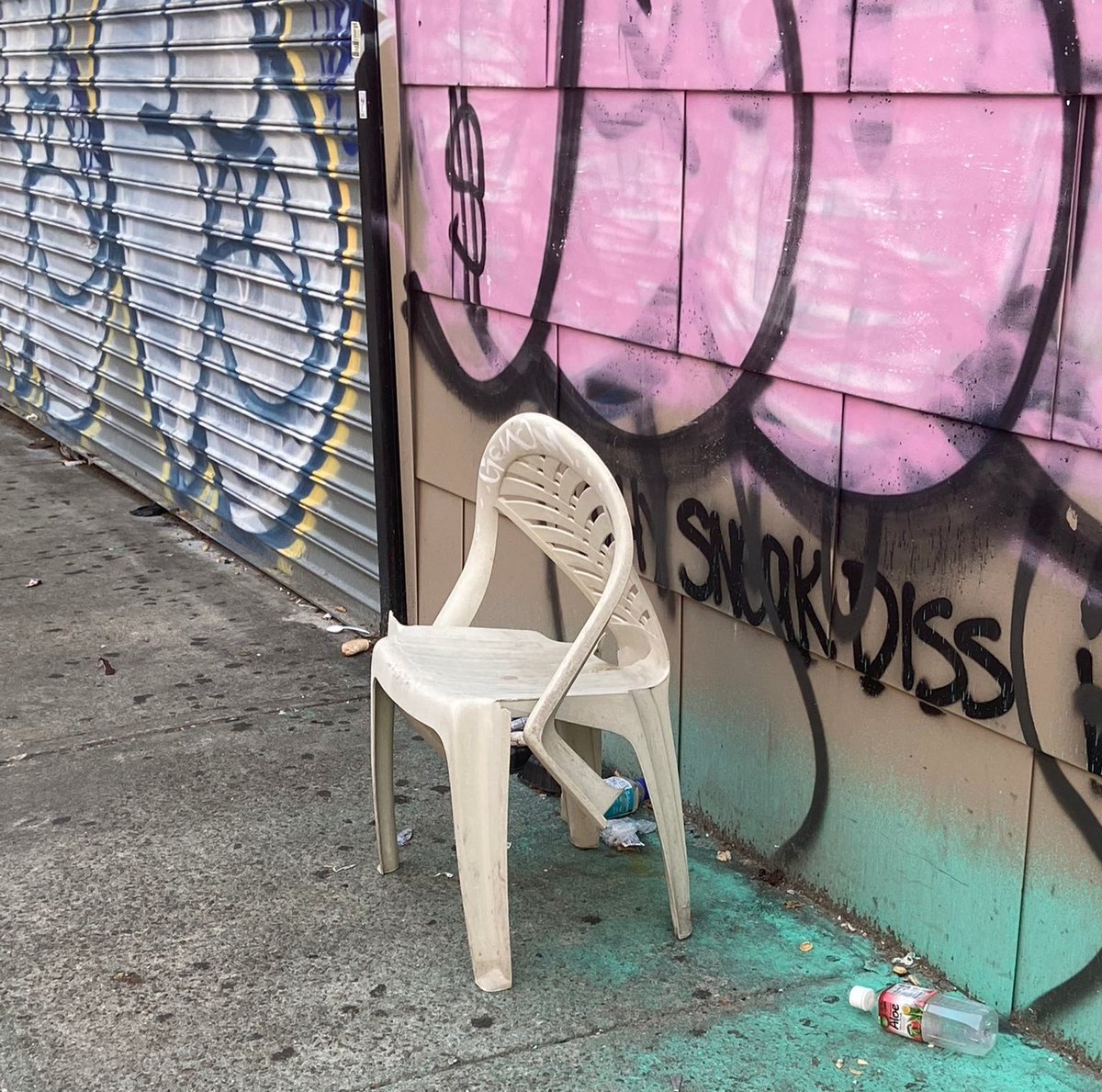 stfufeeIs's tweet photo. this chair looks how i feel https://t.co/bbb3c9CWbD