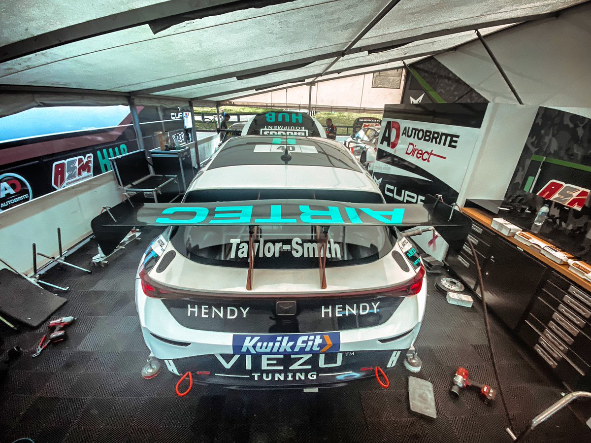 The sun is shining and the banks are already packed with people. So good to see! Enjoying the calm before the very sunny and cloudless storm! #BTCC