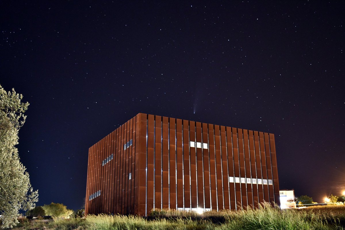 troyamuzesi's tweet photo. #MuseumAtNightChallenge ‘a bizi davet eden tüm müzelere teşekkür ederiz!
"Müzede gece diye düşününce bizim aklımıza Neowise (C/2020 F3) Kuyruklu Yıldızı’nın müzemize yaptığı gizli ziyaret geldi" https://t.co/qHPweCVaBq