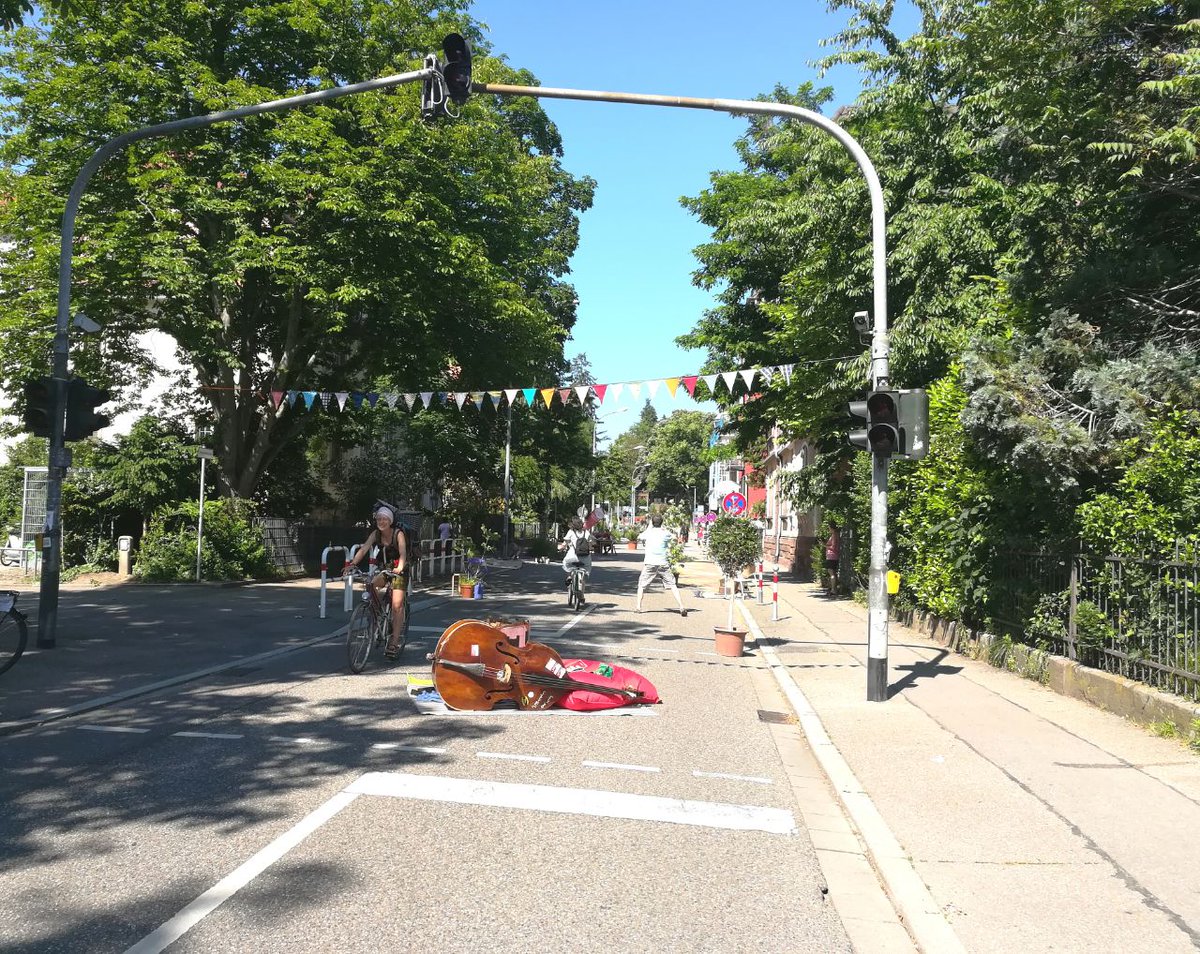 Heute ist die Lorettostraße für Fuß- und Radverkehr, frei von KFZ, geöffnet! Kommt vorbei, bringt euer Picknick vorbei und genießt den Flair und die Musik 😊 #Verkehrswende #PopupBoulevard