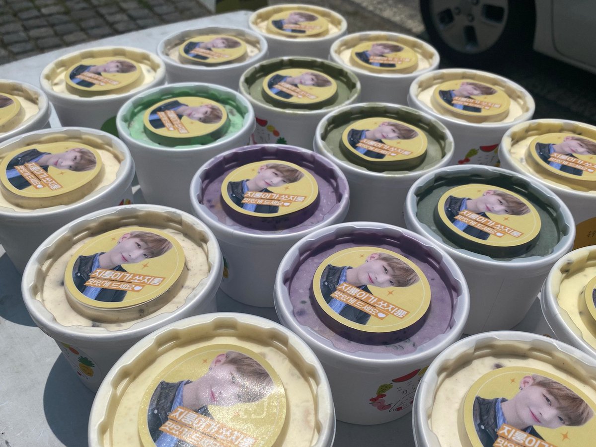 yoonR38's tweet photo. 시간이 부족해서 많이 준비 못 했지만 응원하는 마음 한가득 담아 고생하는 지룽이와 스태프분들에게 음료 차를 보냈습니다❤️❤️

좋은 날 좋은 시간 마련해준 지성아 오늘도 너무너무 고마워❤️ 다치지 말고 재미있게 마무리 잘하자 오늘 팬미팅 잘 볼게! 사랑하지룽❤️❤️❤️

 #지룽이가쏘지룽 #윤지성 https://t.co/55mhu6GIZp