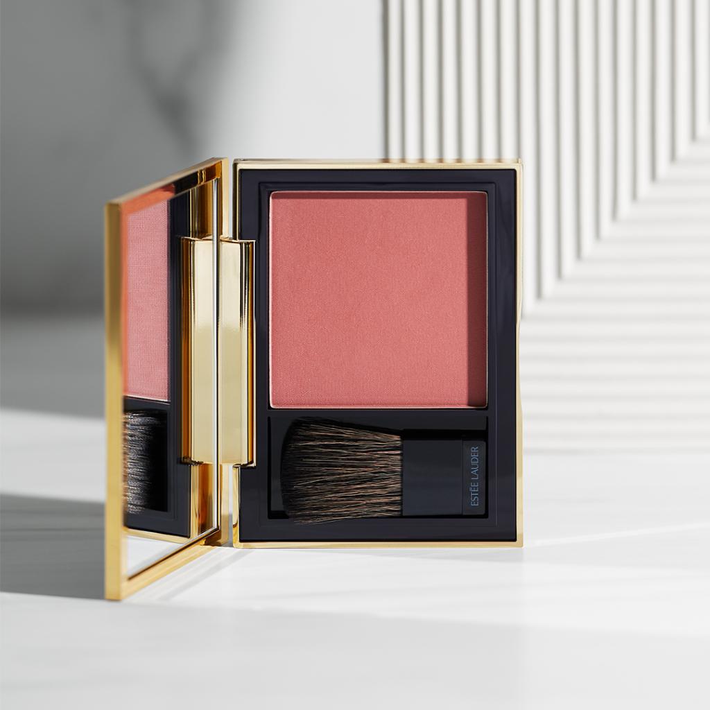 EsteeLauderTR's tweet photo. Yazın içimizdeki ışıltıyı yanaklarınızda yansıtmaya ne dersiniz? 🤗 Pure Color Envy Allık ile hem yanaklarınız parlasın hem de sağlıklı bir görünüm olsun❤️ #makyaj #allik https://t.co/fpdtSGJSmB