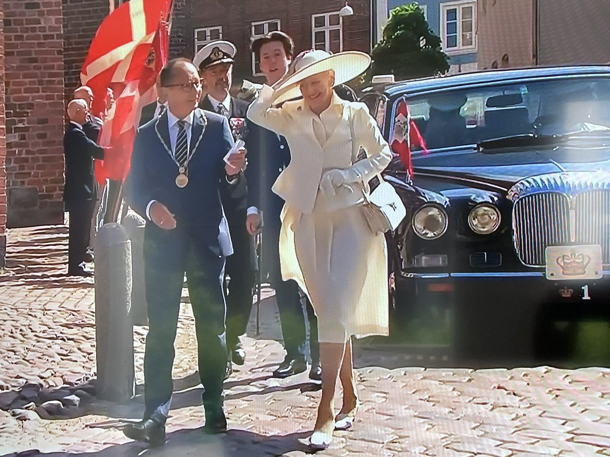 BotschafterDK's tweet photo. I.M. Königin Margrethe II wird heute ebenfalls an einem Festgottesdienst im Dom zu #Hadersleben teilnehmen und einen neuen Jubiläumspark in #Apenrade besuchen. Die ganze Region und ganz #Dänemark feiert dieses historische Ereignis, auch mit #Bundespräsident #Steinmeier. https://t.co/7HEe5EXBAR