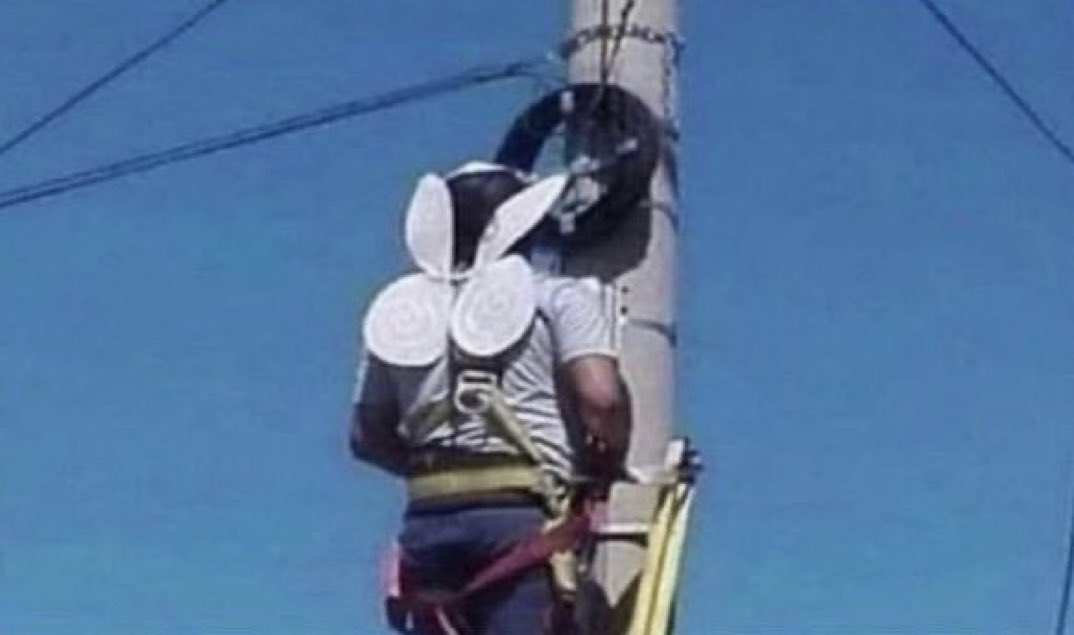 Babalar kızlarının en büyük kahramanlarıdır.

Elektrik arıza ekibinde çalışan babası düşmesin diye ona kanat yapan bir kız çocuğu ve kızının kanatları ile çalışan baba…🙏