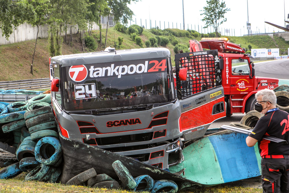 blog_senna's tweet photo. #SaschaLenz aprovecha una vez más una avería de #NorbertKiss y se cancela la segunda carrera tras un gran accidente de #SteffenFaas:
https://t.co/0guhfnL4SX
#ETRC #Hungaroring #TruckRacing #Kiss #Lacko #Lenz #Albacete #Halm #Hahn
Fotos: @FIA_ETRC / Tankpool24 Racing https://t.co/K3eO3efpzu