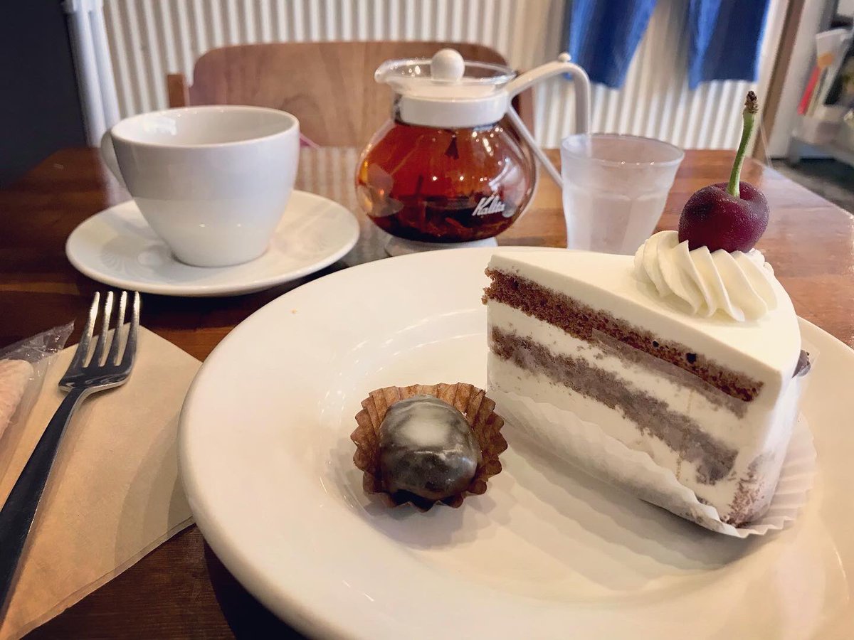 mamenekosennin's tweet photo. 今日のお疲れ様ケーキは、フィレノワール🍒🍰
あと、プルーンにプルーンジャムが詰まっていてお砂糖コーティングという、今月のお菓子✨
只今A.K Laboでは、ココヌノ展が開催中。手描き染めリネンのバッグや個性的なブローチ、たくさんありました。6/22まで。
#aklabo 
#coconuno https://t.co/he4Y3UdIkd