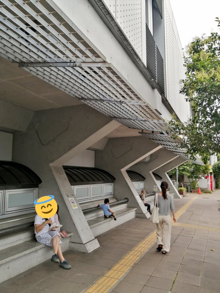 YforYes's tweet image. おそらく、野沢正光さん初めての公共建築に、偶然通りかかる。

ダンディな野沢さんしか知らない分、若かりし頃の野沢建築は新鮮。少しメタボリズム味があるのは、師匠大高正人の影響だろうか。

30年たっても、街に向けたベンチは近所の良き休憩所になっていた。

noz-bw.com/archives/works…