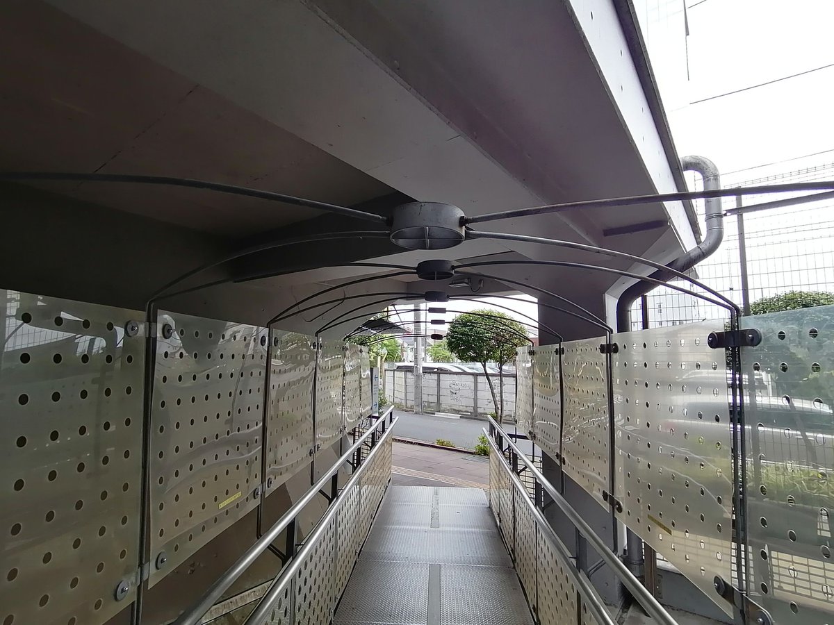 YforYes's tweet image. おそらく、野沢正光さん初めての公共建築に、偶然通りかかる。

ダンディな野沢さんしか知らない分、若かりし頃の野沢建築は新鮮。少しメタボリズム味があるのは、師匠大高正人の影響だろうか。

30年たっても、街に向けたベンチは近所の良き休憩所になっていた。

noz-bw.com/archives/works…