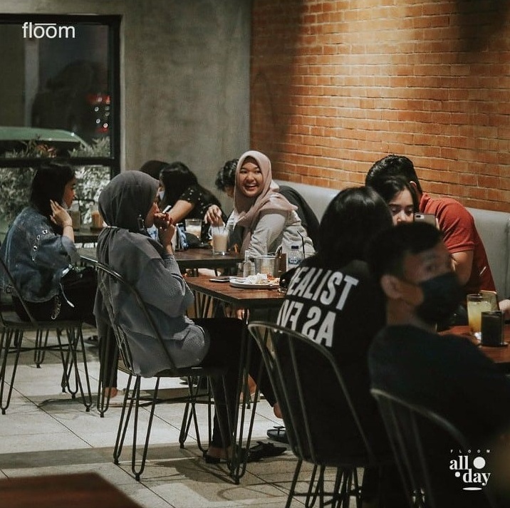 floomspace's tweet photo. So happy to have memories with you guys. Today is the perfect time to relax for a while at Floom Space.

Do you agree? 😌

Floom Operation Hours: 10.00 - 22.00 WITA.

#floomspace #floom #floomeverywhere #wearefloom #space #cafemakassar #coffeeshopmakassar #restomakassar https://t.co/12DgYcLS22