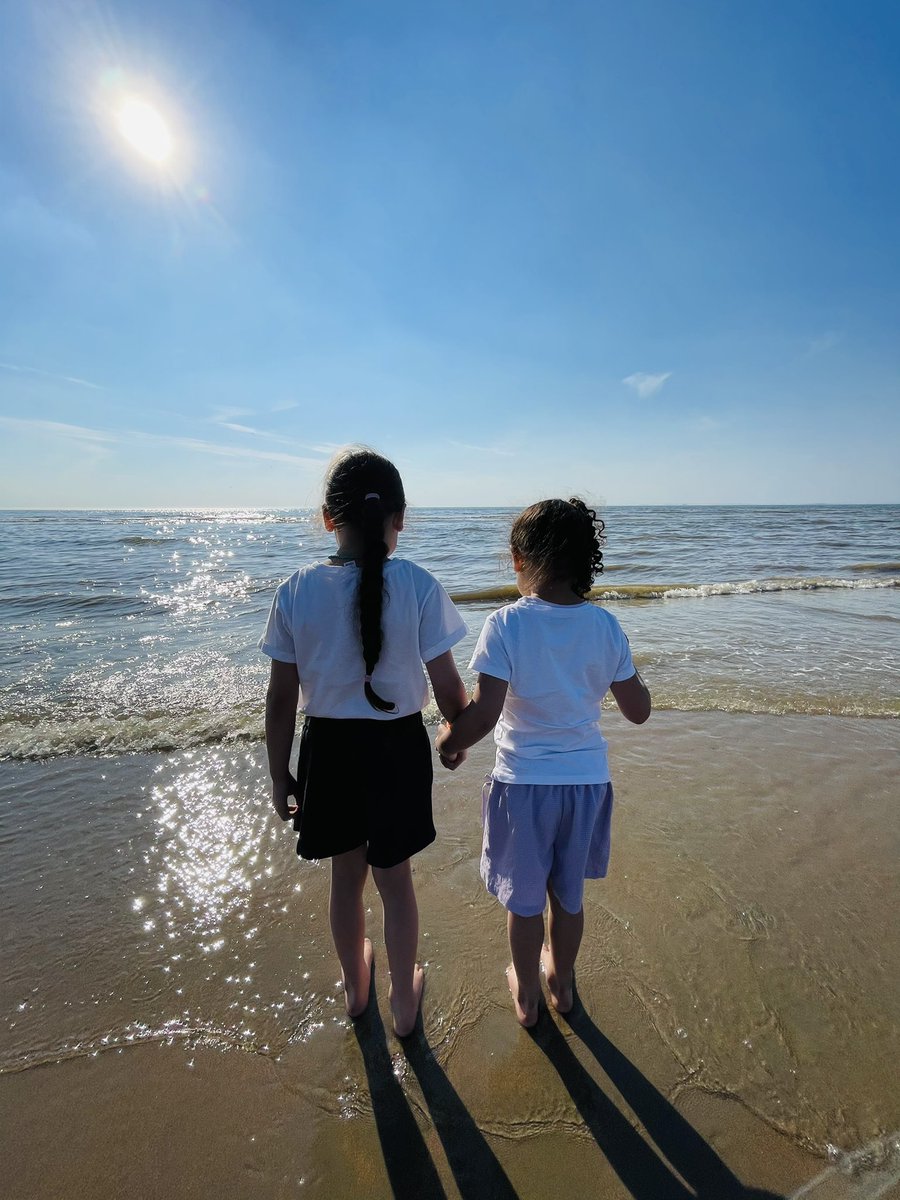 Vorige week woensdagmiddag haalde ik onze oudste van vioolles op en zij wilde samen met de middelste naar het strand.

Ik: papa moet zo weer werken
Zij: maar papa, wat is nu belangrijker? Jouw kinderen of je werk?

Eindstand, we gingen naar het strand 🤣