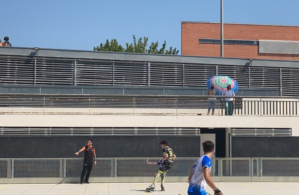MartaBarnils's tweet photo. Fase 2: uns 30min dsp! Sense poder aguantar més… la pròpia afició s’ha de portar el parasol de la platja! #totmoltnormal si algún regidor haguès de venir a fer-se la foto, ja estaria tot ben protegit?!? @AjCaldesMontbui https://t.co/iAb4PRwGNc