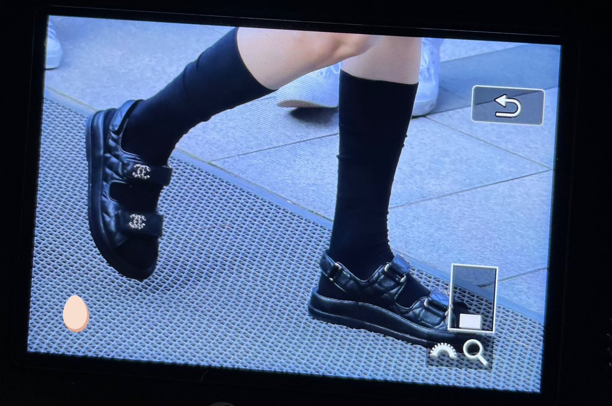 totheboyzilove's tweet photo. วันนี้ชานฮีใส่ chanel dad sandals leather อะ คือที่บ่นว่าใส่รองเท้าแตะยังเจ็บเพราะแบบนี้ใช่มั้ย55555 เจ็บแต่ยังอยากใส่ https://t.co/0jKt49EQGK
