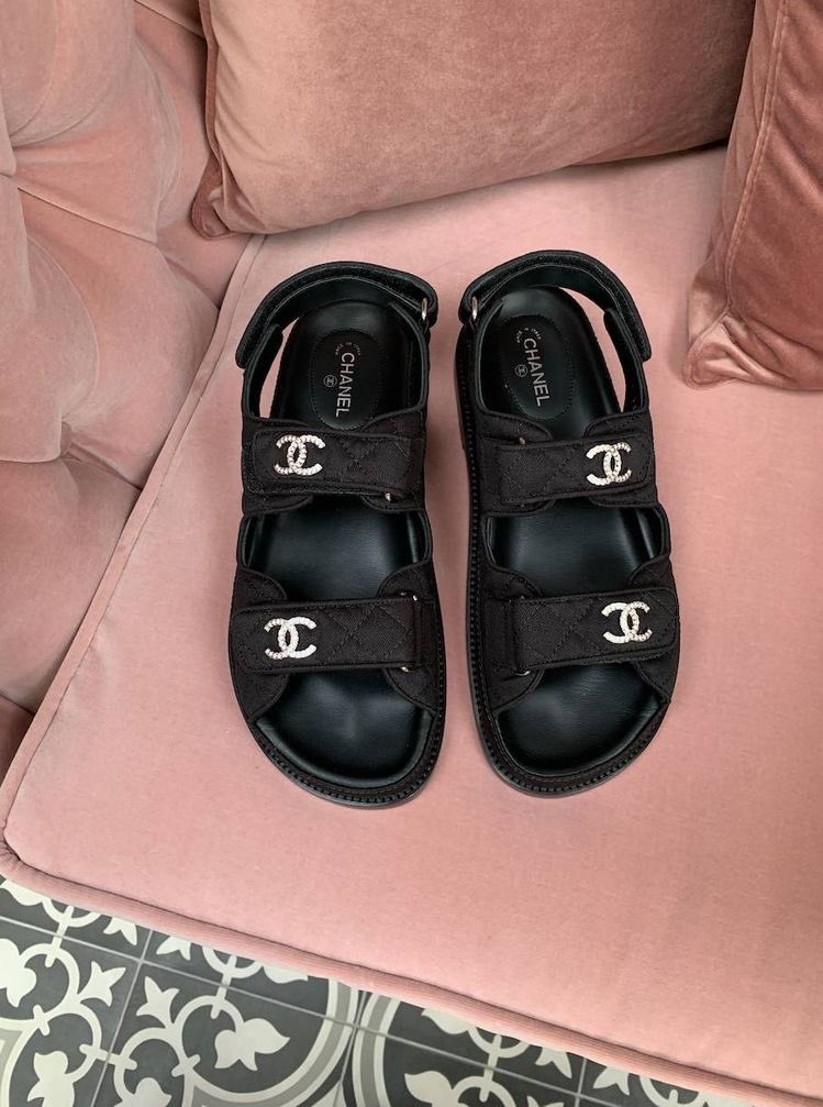 totheboyzilove's tweet photo. วันนี้ชานฮีใส่ chanel dad sandals leather อะ คือที่บ่นว่าใส่รองเท้าแตะยังเจ็บเพราะแบบนี้ใช่มั้ย55555 เจ็บแต่ยังอยากใส่ https://t.co/0jKt49EQGK