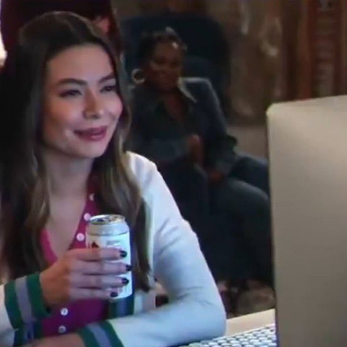 leerancesxx's tweet photo. me playing sims at 12 vs. me playing sims at 22 https://t.co/yEo26ign38