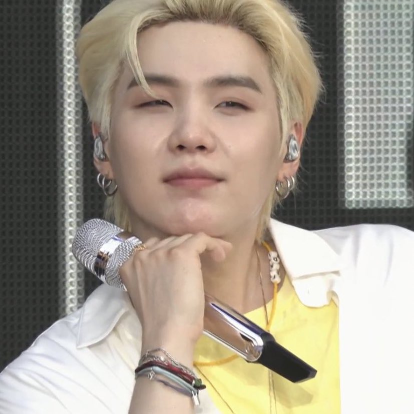 vantaechy's tweet photo. iM SO SORRY BUT BLONDE YOONGI REMINDED ME OF THIS 😭😭 https://t.co/AFYEwaOREX