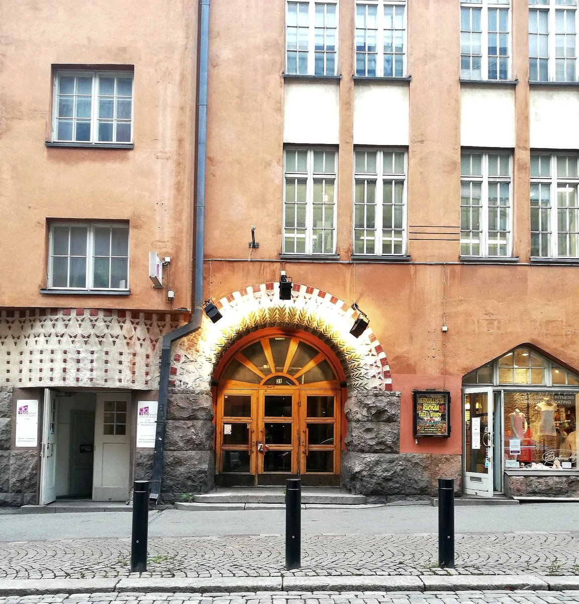 lasersilma's tweet photo. I ran into this pic when I was looking for something else on my phone. This fits perfectly in my new #doorwaysofhelsinki project. Three beauties. 🥰 https://t.co/OhqO5dcVE1