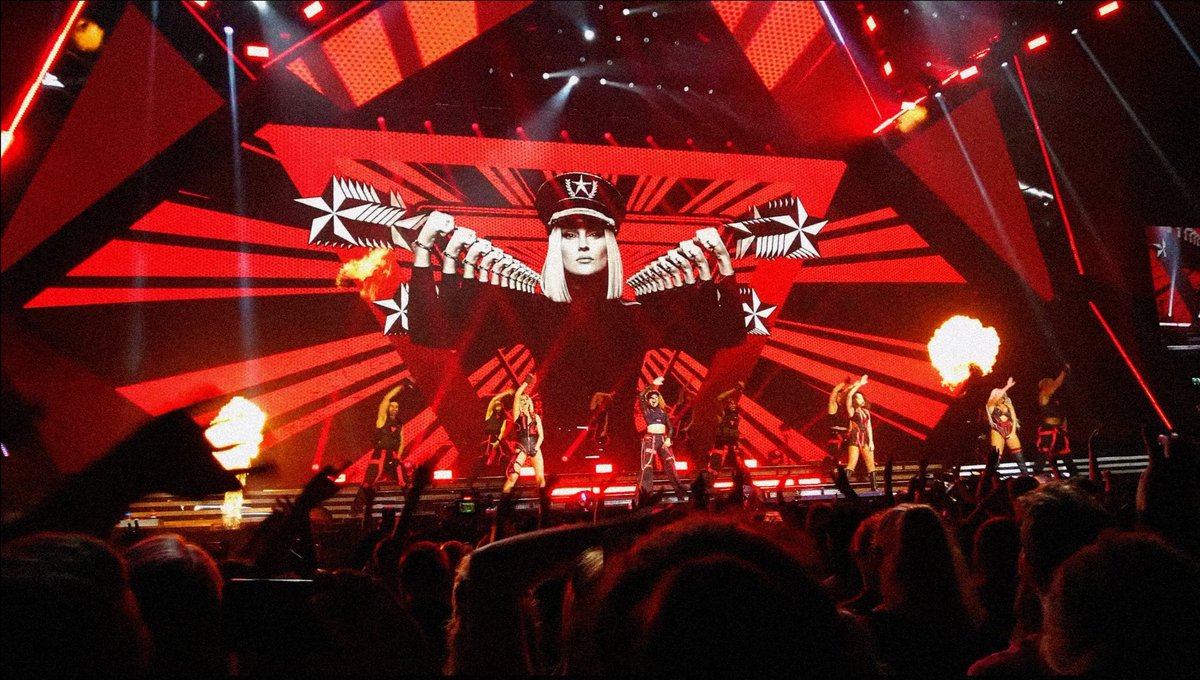 lmxthinker's tweet photo. #LITTLEMIX: stage presence (red edition) https://t.co/mywkCju7sw