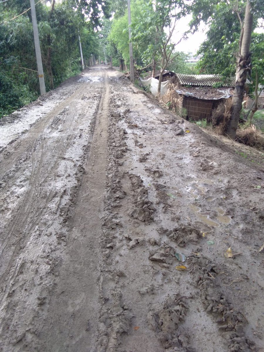 Vikrant62846858's tweet photo. ग्रामीण कार्य विभाग के तहत तेघडा प्रमंडल द्वारा उक्त कार्य का क्रियान्वयन चल रहा है--योजना का नाम है-नौला से खरमौली भाया जोकिया बांध खखना धुसहा 
उपर्वर्णित स��़क निर्माण कार्य ��ें प्राक्कलन के अनुरूप कार्य तो नही ही किया गया ,अब फ्लेंक कवर में मिट्टी भी ठीक से नही दिया जा रहा है, https://t.co/8zXf34I15Z