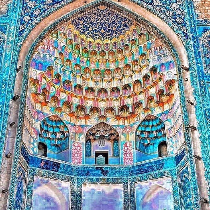 ウズベキスタンの古都・サマルカンドにも、美しい3棟のメドレセが