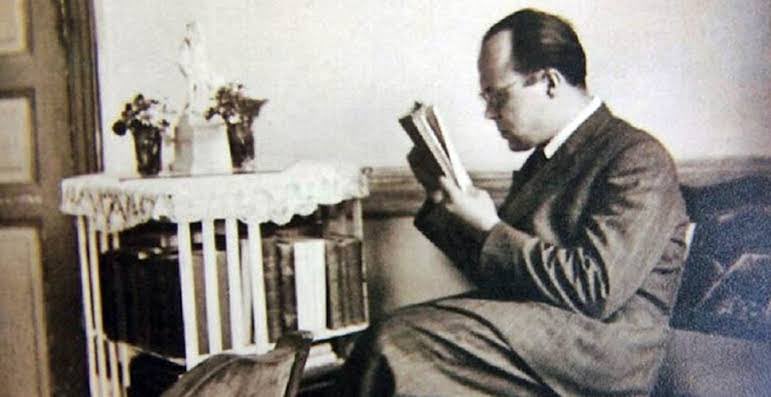 "Bu ülkede sağcı, solcu; ilerici, gerici yoktur. Namuslular ve namussuzlar vardır. Siz namuslulardan olunuz. 

Göreceksiniz çok kalabalık olacaksınız.” 

Hayatını Türk irfanına adayan, yazar ve mütefekkir #CemilMeriç'i vefat yıl dönümünde rahmetle anıyorum.