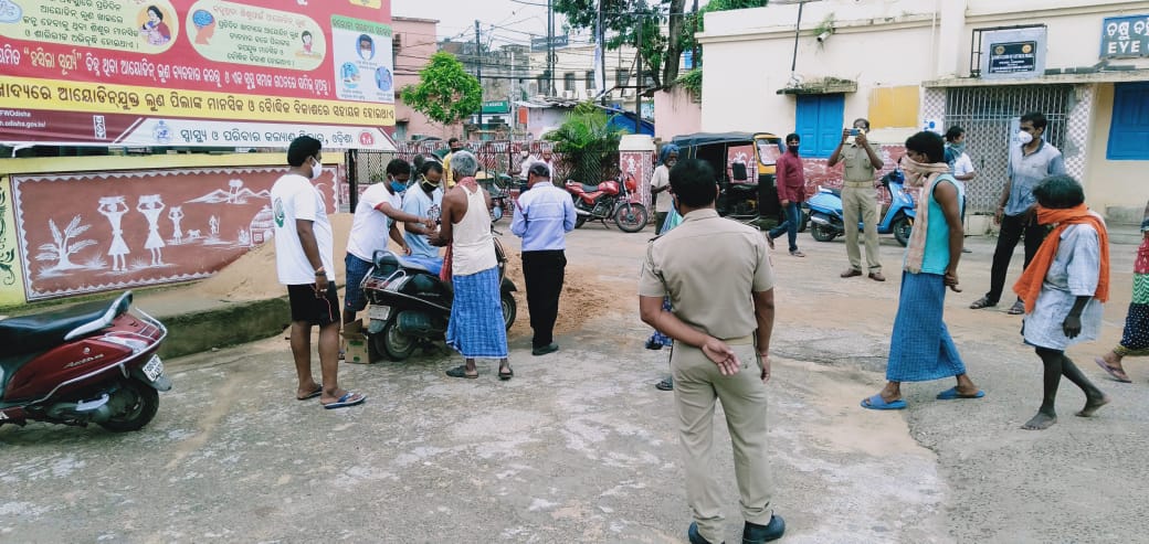 kalingaaid's tweet photo. Distribution of Food Packets was done by the Volunteers of #KalingaAidFoundation at City Hospital &amp; Dargah Bazar area Cuttack. Thanks to our Donors, Volunteers &amp; @odisha_police for their noble work.

#OdishaCares #COVID19

@CMO_Odisha @dcp_cuttack @CMCCuttack @UN @CuttackDM https://t.co/vt8YVowajj