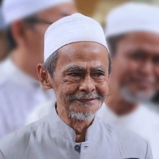 Inna lillah wa inna ilaihi raji’un. Tlh wafat hr ini (13/6/) Pengasuh Ponpes Sidogiri Pasuruan K. Nawawi Abdul Jalil, ulama’ sepuh yg sangat kharismatik. Ponpes Sidogiri adl salah satu ponpes terua di Indonesia dgn puluhan ribu santri dan alumni. Semoga almarh mendapat surga-Nya.