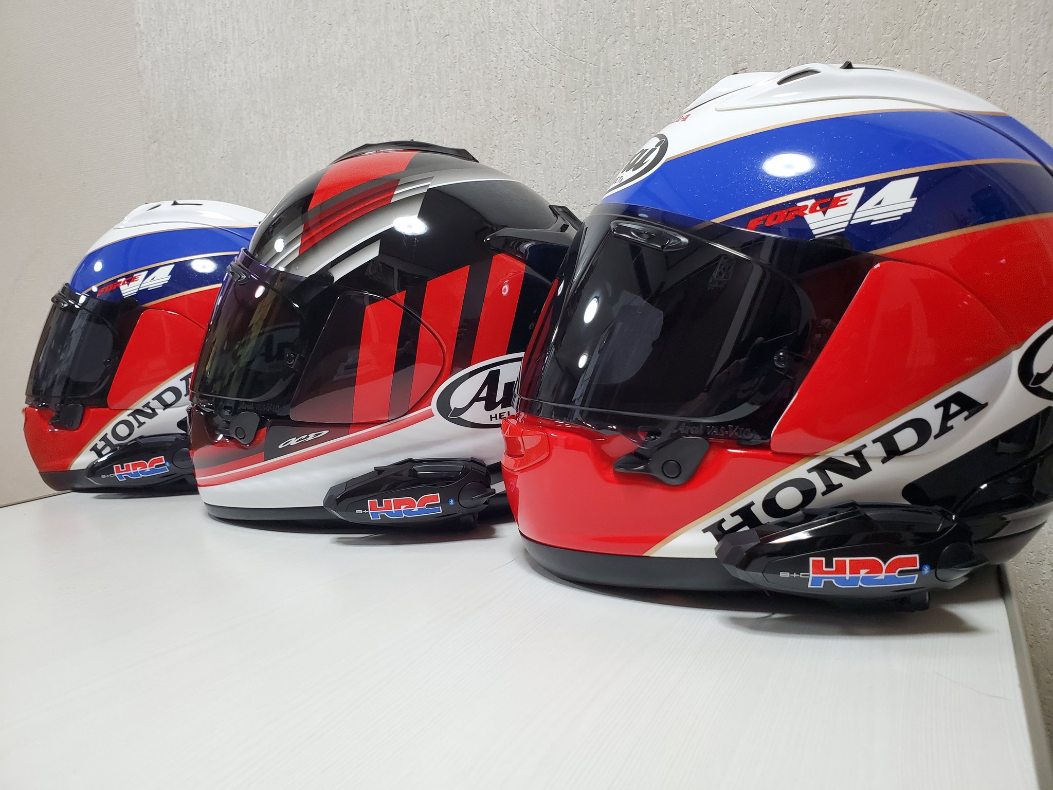 けんつ Vfr400r ビーコムにhrcステッカー貼った 家族でお揃いにした これはかっこよきでは V4一家 Hrc Forcev4 Honda Arai ヘルメット T Co Dmbg5lkgr9 Twitter