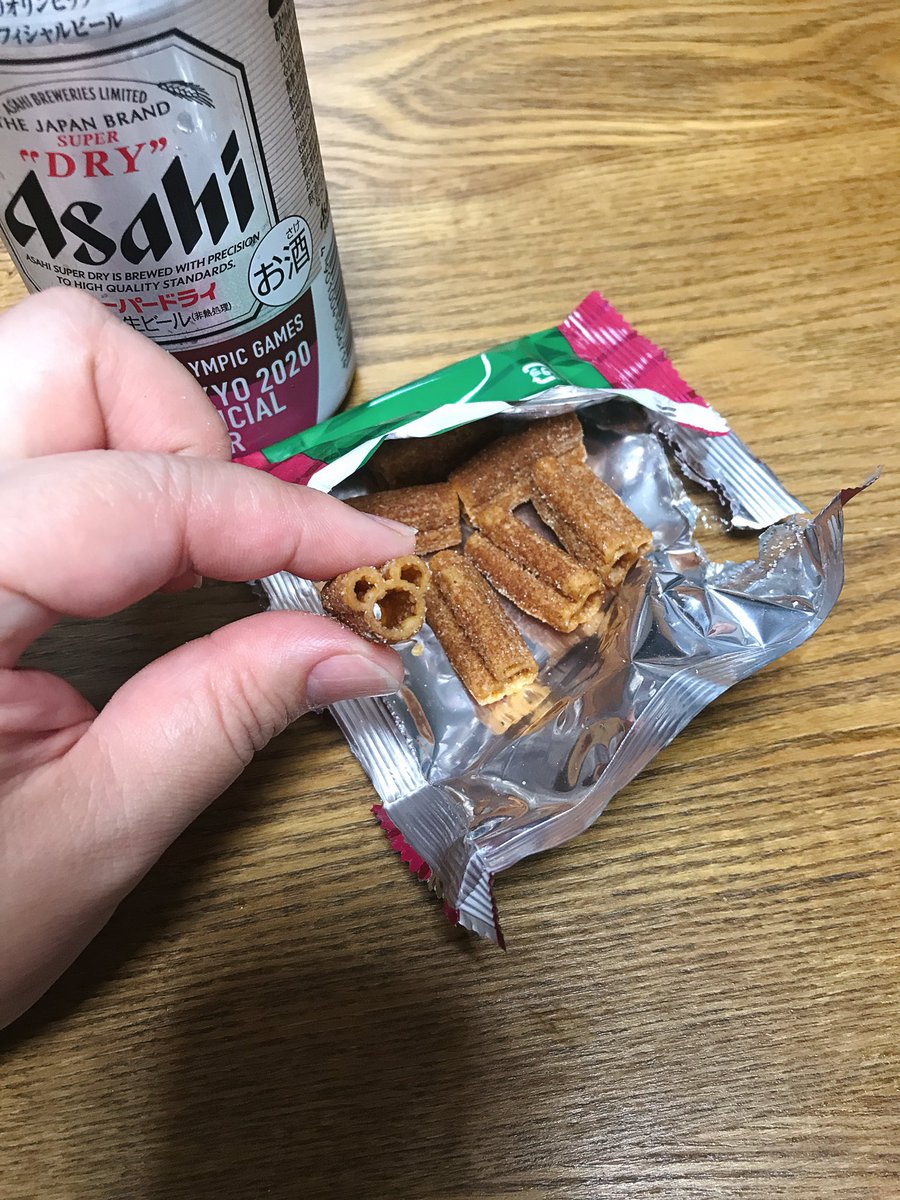 みき ディズニーで必ず買うお菓子のチュロススナックとワッフルクッキー チュロススナックはシナモンしっかりしててディズニー チュロスの味がする パケ買いしそうな缶のお菓子よりよっぽど美味しい この2つとポテトヘッドのスナックを買えば間違い