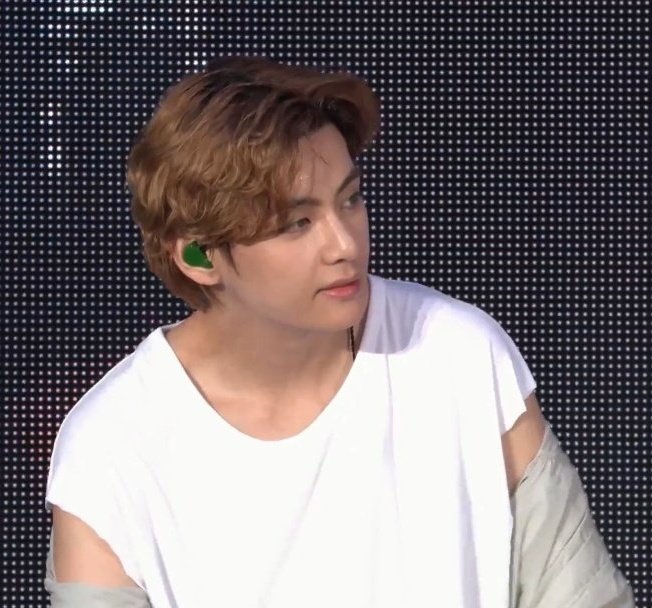 Taes hair and forehead, he's so gorgeous. Kim Taehyung will be the end of us!!