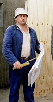 PaveltheDog's tweet photo. Dad is doing garden work! What HE thinks he looks like vs what Mom thinks he looks like #gärtnern #poolbau #gardening #wasnichtpasstwirdpassendgemacht #hömma #bochum https://t.co/ovNimawaAG