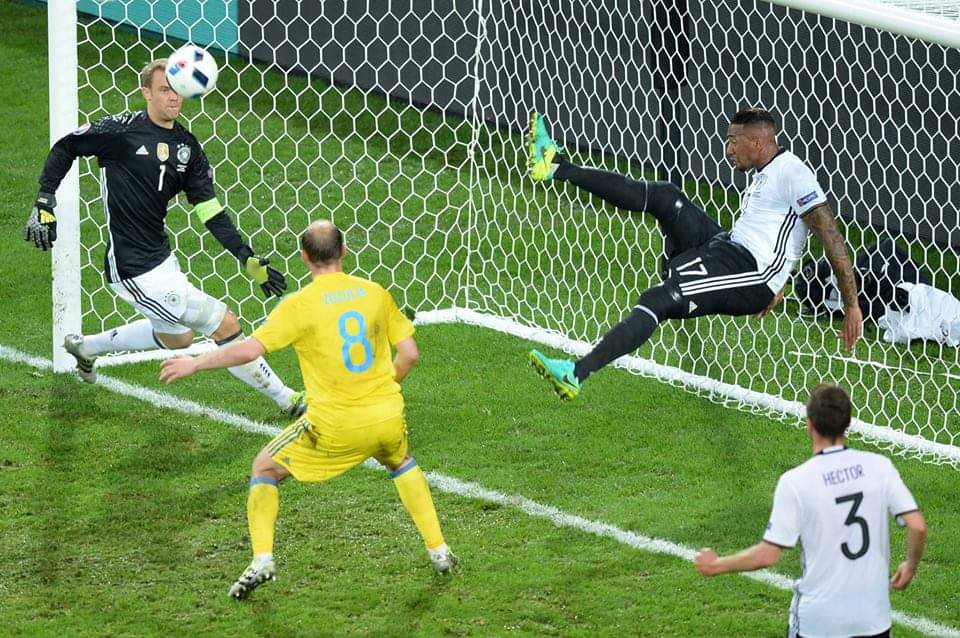 RaumDeuterFCB's tweet photo. It's been 5 years. Streets won't forget this Jerome Boateng goalline clearance. https://t.co/tSC0B7cb8m