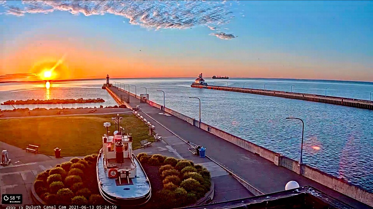 RT @mark_tarello: WOW! Spectacular sunrise seen this morning from Duluth, Minnesota. #Sunrise #Duluth #MNwx https://t.co/R17SkHDL2o