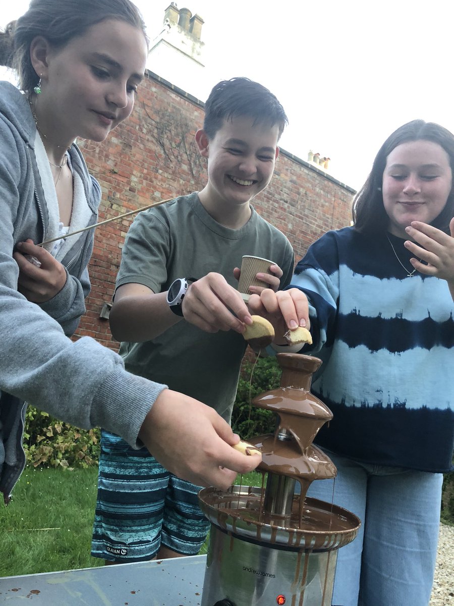 QueensHouseCC's tweet photo. Pizza, chocolate fountain, garden games and fire pit 🍕 🍓🔥 a lovely Saturday night for @QueensHouseCC @CollegeLawnCC and @NewickHouseCC third formers https://t.co/rYbH6fe6An