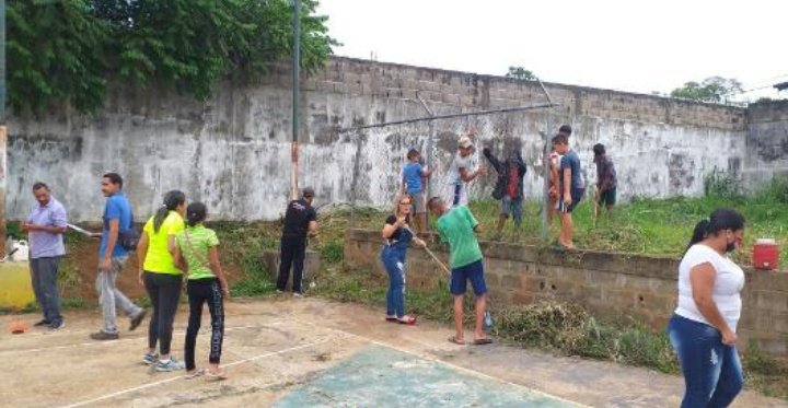 Partiendo de la organización del Poder Popular, la militancia TUPAMARO del mpio. Aragua aportan un valioso y fundamental esfuerzo para el rescate de la cancha de usos múltiples, sector Plaza El Carmen, espacio creado para contrarrestar los flagelos del capitalismo
<a href="/luismarcanos/">Luis Marcano</a>