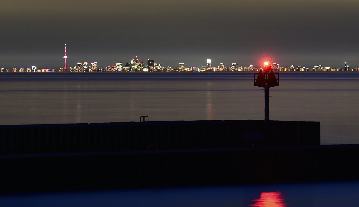 JamesMontanus's tweet photo. View of the Toronto skyline from Wilson NY last night, 35 miles away. https://t.co/nvZSqfDXxM