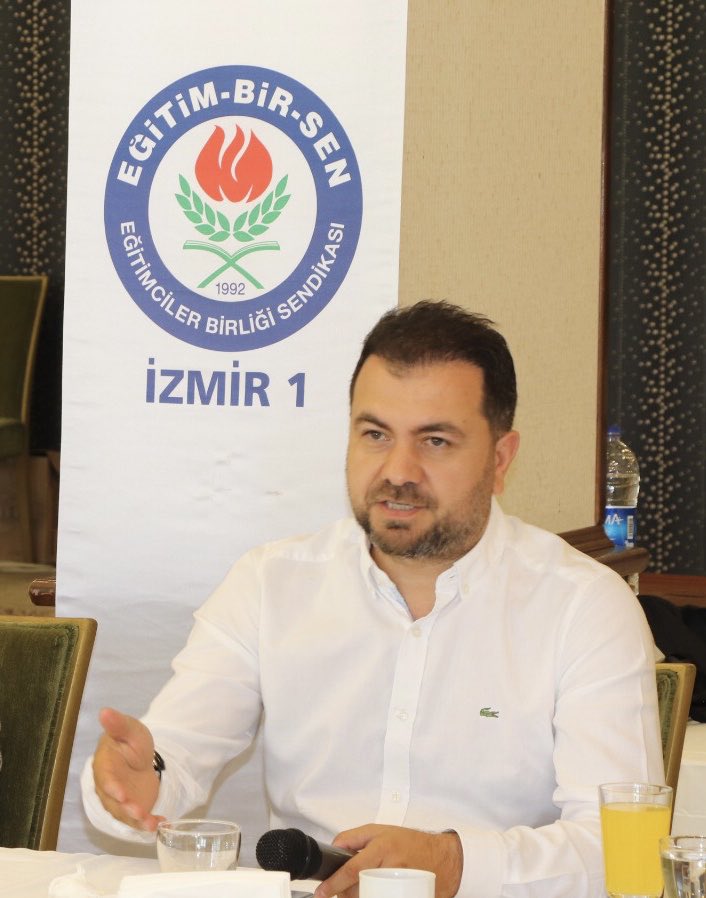 Eğitim-Bir-Sen İzmir 1 nolu şube olarak Haziran ayı il divan toplantımızı Ali Kaya başkanımızın riyasetinde gerçekleştirdik.Toplantıda ilçe başkanımız Oktay Taşdemir de gündeme dair açıklamalarda bulundu.İlksan seçimleri ve toplu sözleşmeye gümbür gümbür geliyoruz.