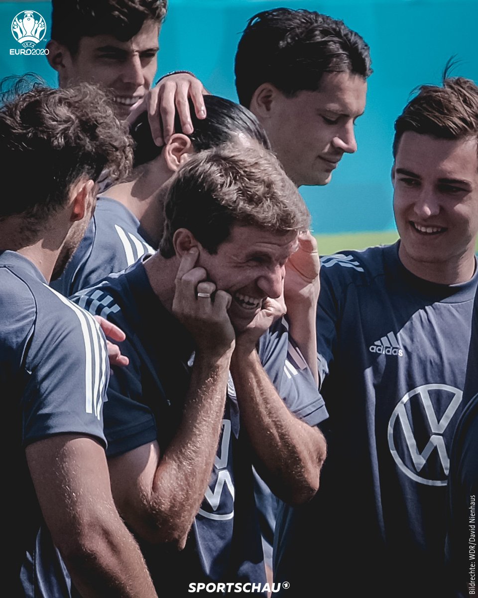sportschau's tweet photo. Vor allem Thomas Müller hat heute (wie eigentlich immer) gute Stimmung beim Training gemacht. Die Mannschaft war konzentriert, heute wurde noch mal ordentlich geschwitzt.
#DFBQ #EURO2020 #Sportschau 
@esmuellert_ https://t.co/NrCqEKt22i