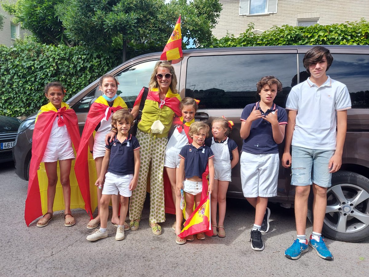 ElenaDC13's tweet photo. Plaza Colón a reventar!!!Viva España!!!!! https://t.co/2j2QAXkuoZ