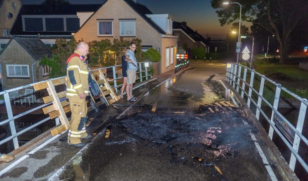 Politie zoekt jongeren na brandstichting op brug in Oud-Alblas - ..