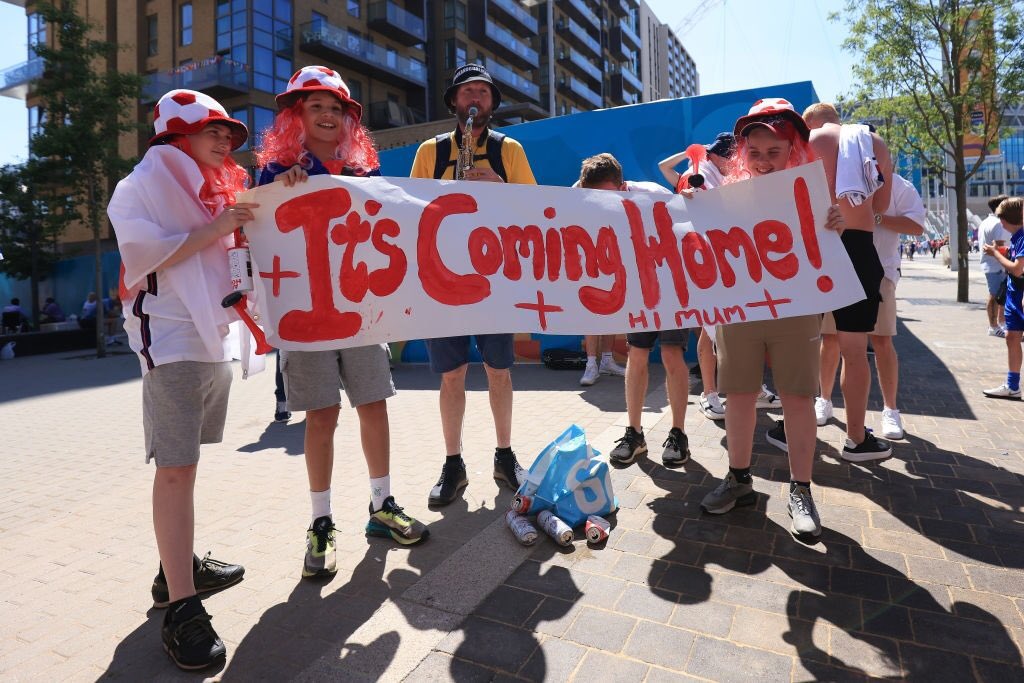 📸| 

جماهير منتخب إنجلترا خارج الملعب. 
#ENG   #EURO2020