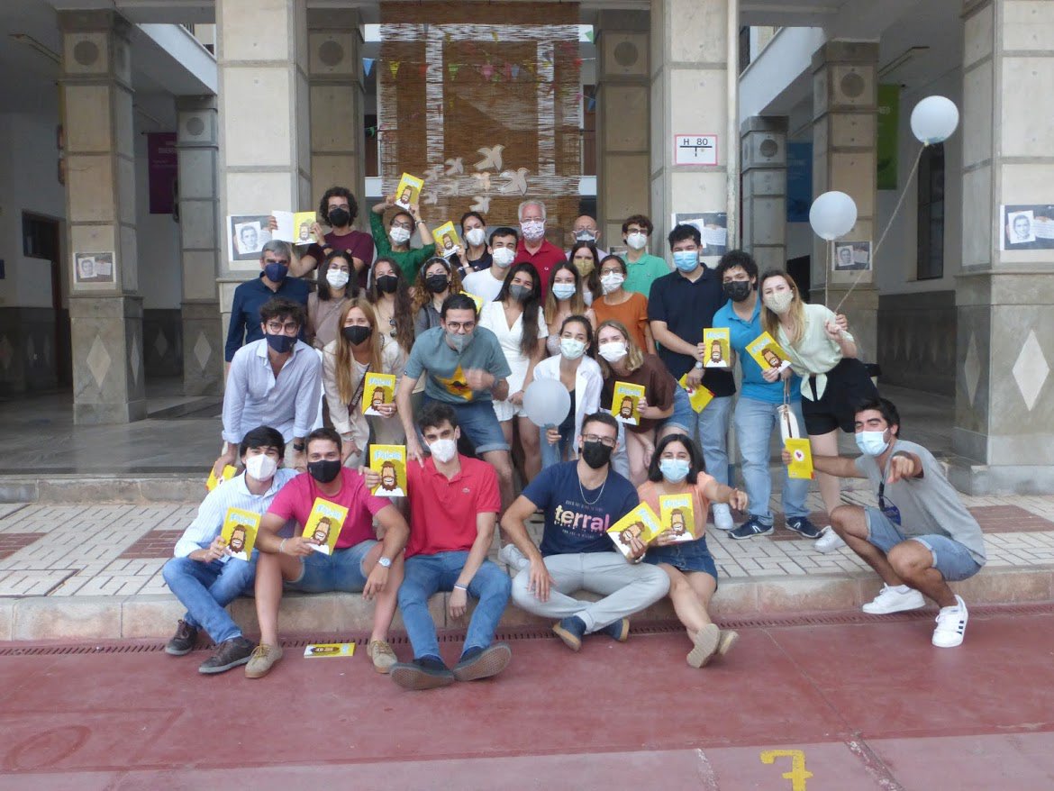 Nuestros catequistas de #GVX tuvieron la celebración final de curso el viernes. 

GRACIAS por vuestro trabajo, entrega y servicio por acercar a Jesús a los niños y niñas del colegio.

Y como detalle, se les dio el libro FELICES de <a href="/ReyMindundi/">ElReyDeLosMindundis</a> 

#SomosDesdeDentro #masqueaulas