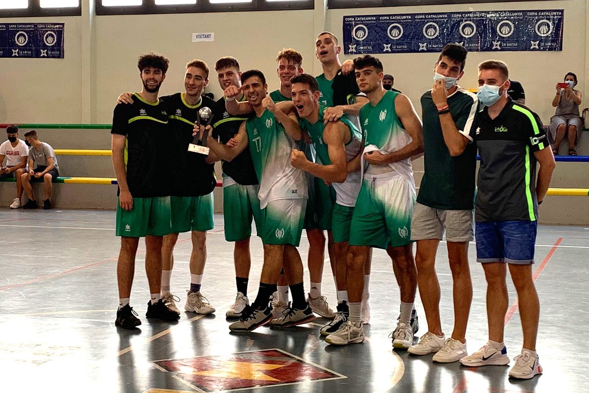 FCBQ's tweet photo. 🏆 U.B. SANT ADRIÀ A es proclama CAMPIÓ de la Copa Federació de Copa Catalunya Masculina a Sant Adrià de Besòs. Enhorabona!

Final Copa Federació #CopaCatBQ🏀
@KtolicBasket 60 🆚 77 @somubsa  

📊 https://t.co/JVVCQfdtLN https://t.co/2vm9q7h454
