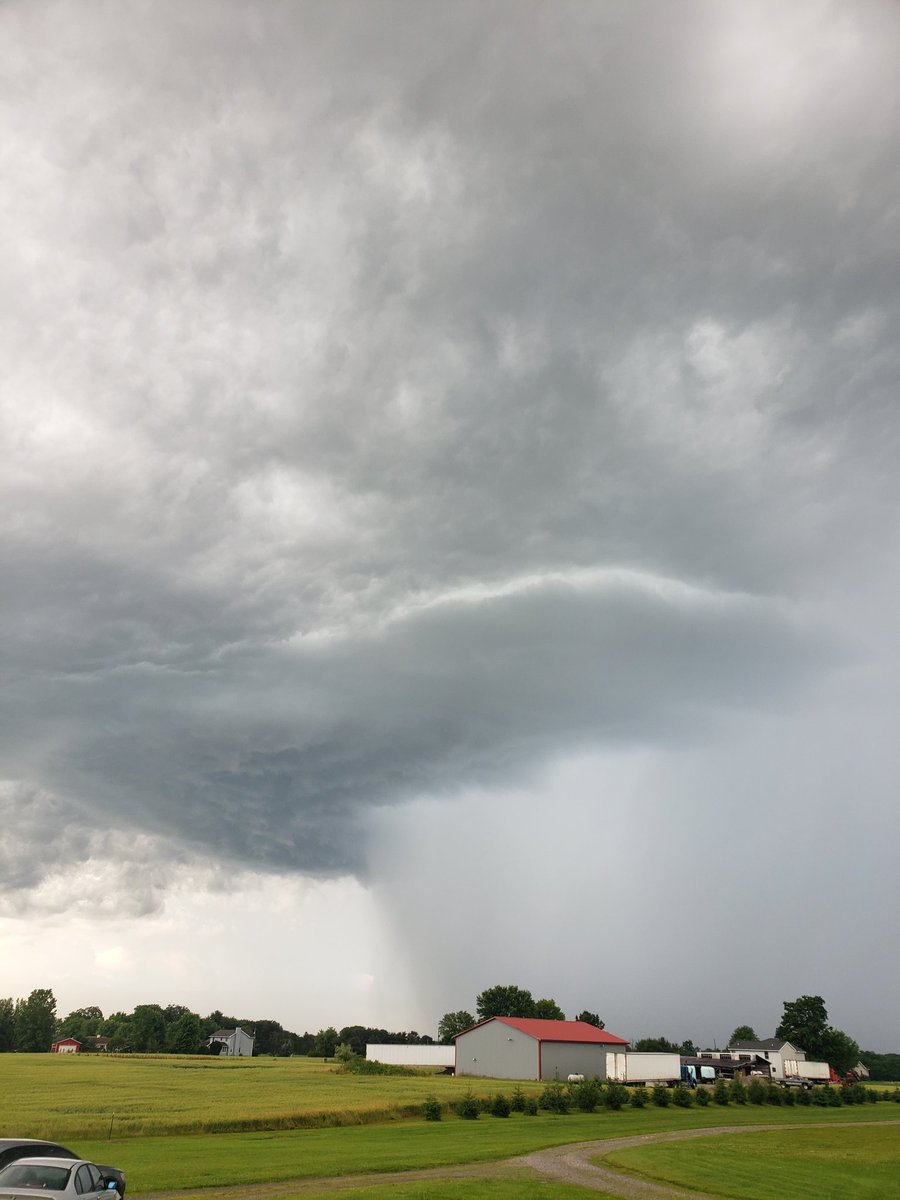 AlexWxGeek's tweet photo. What am I looking at right now?
😲😲😲
@NWSCLE 

#stormstructure #thunderstorm https://t.co/m9Rujs2U09