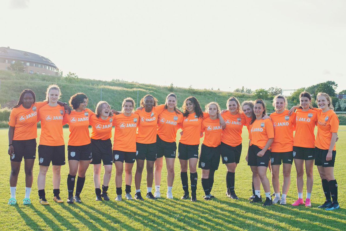 M_Finburgh's tweet photo. My last training session at the Hive with @LondonBeesAcad . I’ll miss this team but I’m looking forward to my next journey 🧡⚽️ https://t.co/Mn4d9yLn94