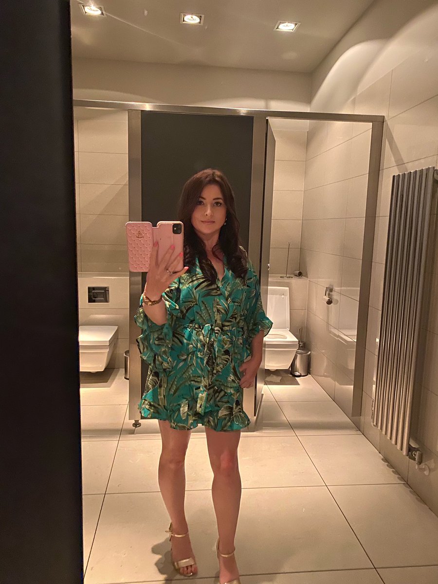 Janebuffoni's tweet image. Alec’s - standard toilet shoot 😂🍤🦪