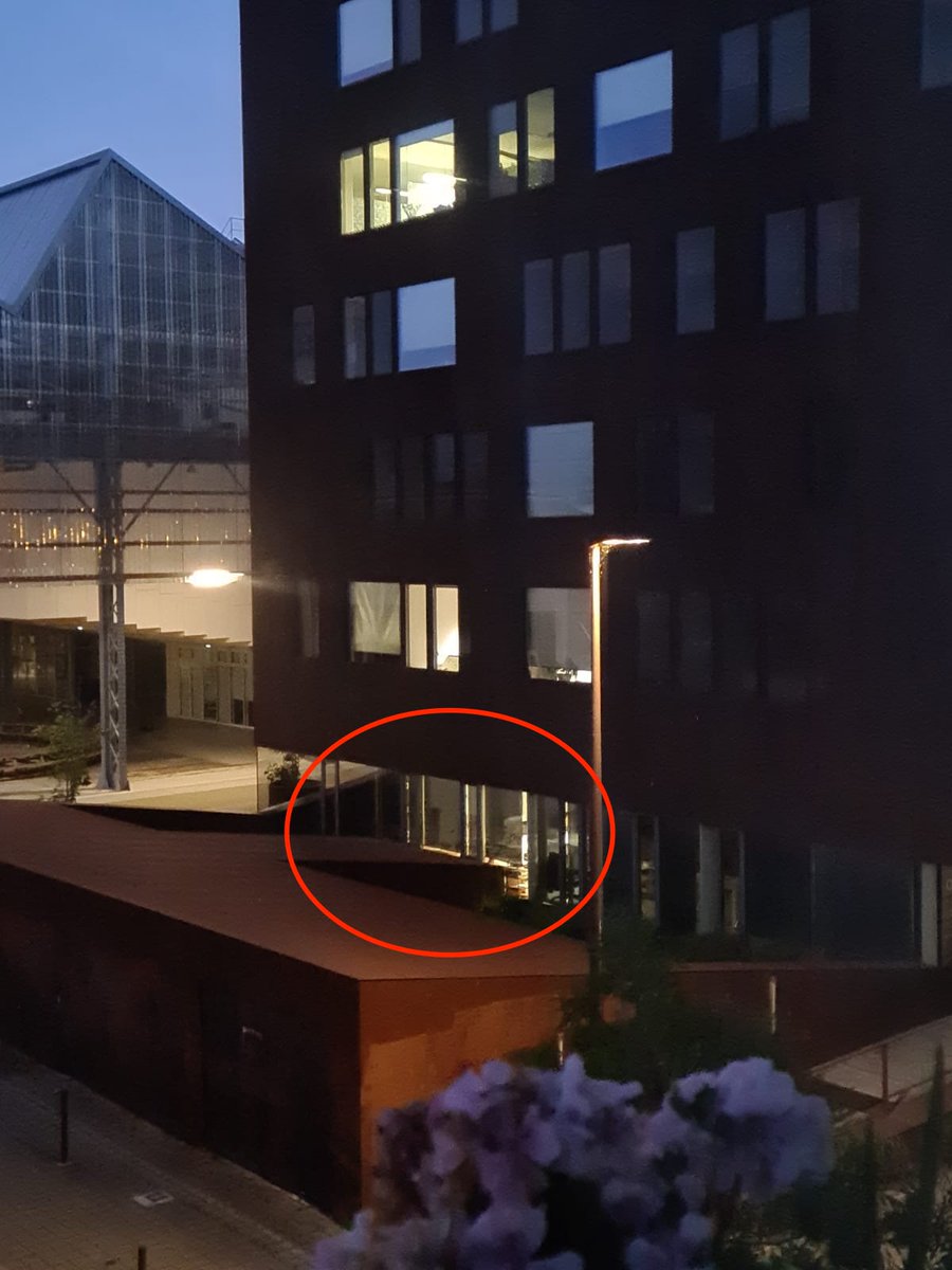 shamou44's tweet photo. C’est bien beau tout ça mais les lumières de vos bureaux à Nantes restent allumées ts les soirs &amp; ts les weekends ! Quel est l'intérêt ?
ON ÉTEINT SVP ! Votre voisinage &amp; la planète vous en seront reconnaissants.
#Revoirleciel #pollutionlumineuse @revoirleciel  @Architectes_org https://t.co/2svLc7FVvH