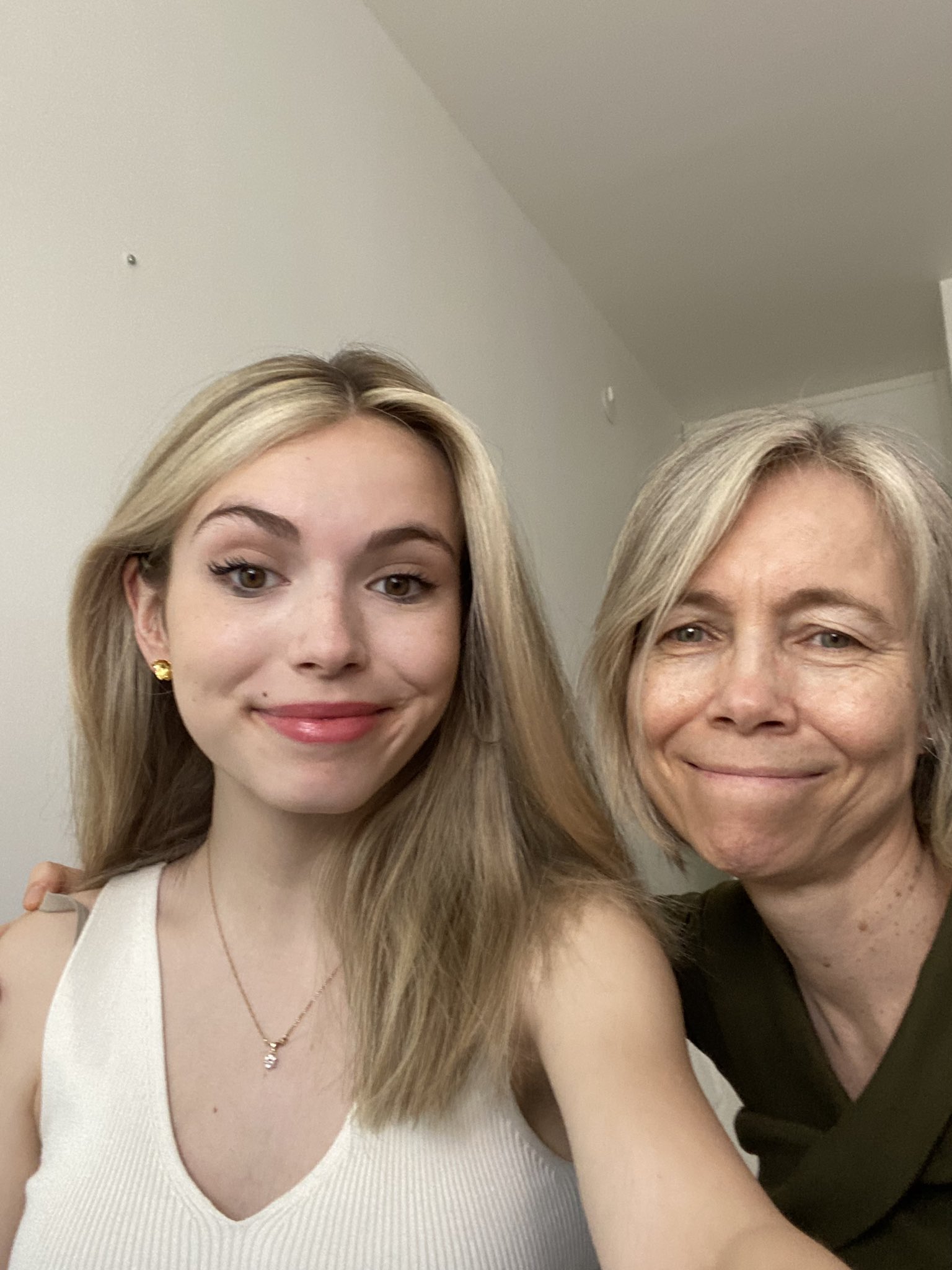 Anna Cramling on X: Mom is joining me on stream today!   / X