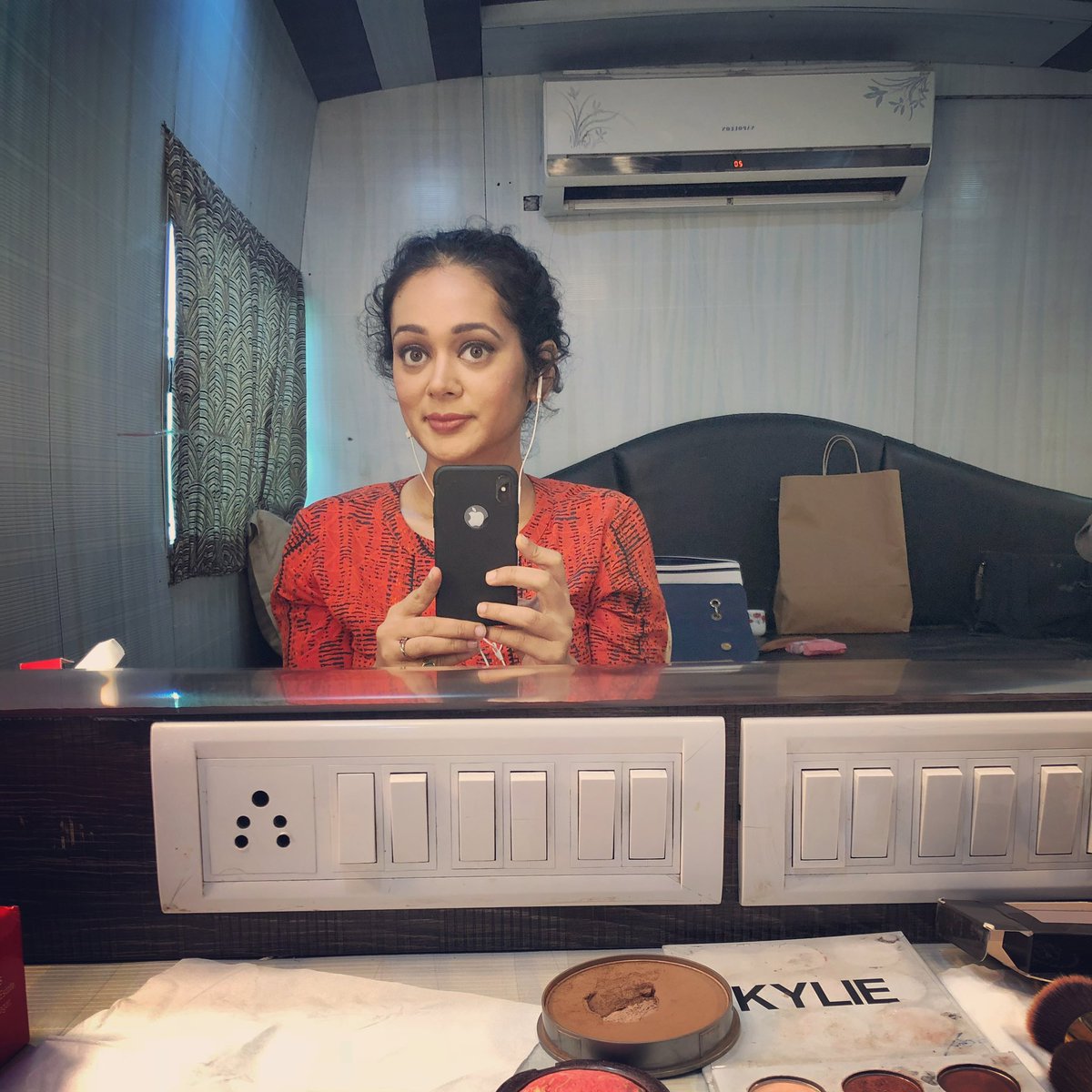 “The world is a looking glass, and gives back to every man the reflection of his own thought” - William Thackeray 

#mirrorselfie #motivation #selfie #thoughts #thoughtoftheday #instamood