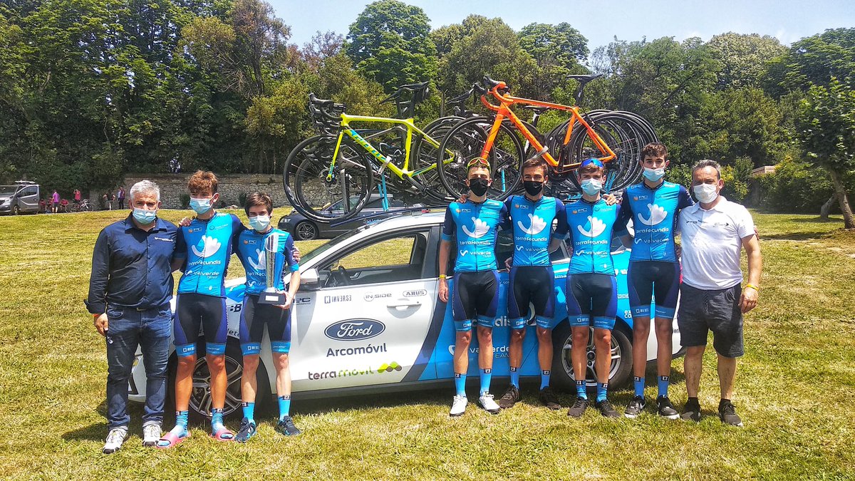 Valverde_Team's tweet photo. 🌪 36 equipos han participado en esta edición del #Txuma Cadete, con lo más destacado del numeroso pelotón euskaldun. Un dato que da mayor relevancia al triunfo en la general por equipos de nuestros chicos, en otra fantástica actuación del grupo. https://t.co/M7rJGpu8Fa